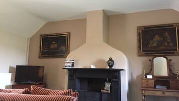 Smart TV, chimenea y tenis de mesa