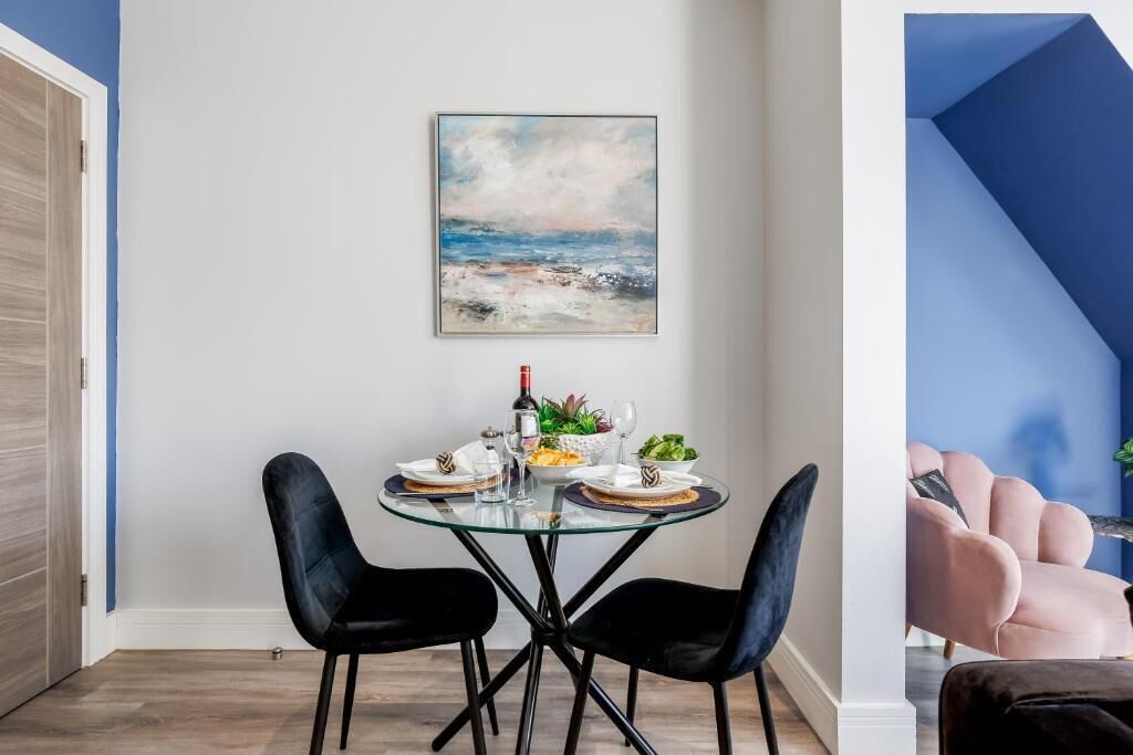 Classic Apartment, 1 King Bed, Kitchen | Dining