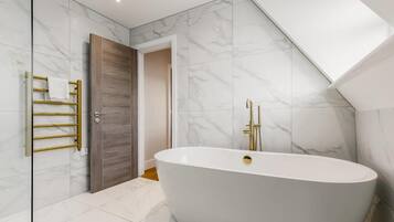 Luxury Apartment, Sea View | Bathroom