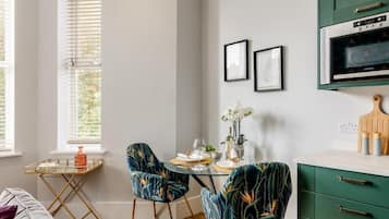 Apartment, 1 Queen Bed | Dining