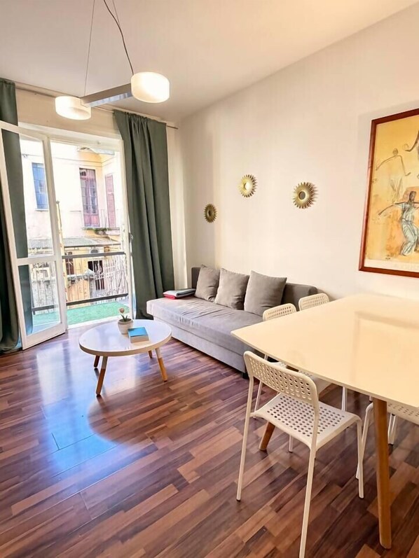 Living area - Vrbo Property (Sesto Calende)