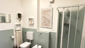 Un bagno con WC, bidet e doccia.
