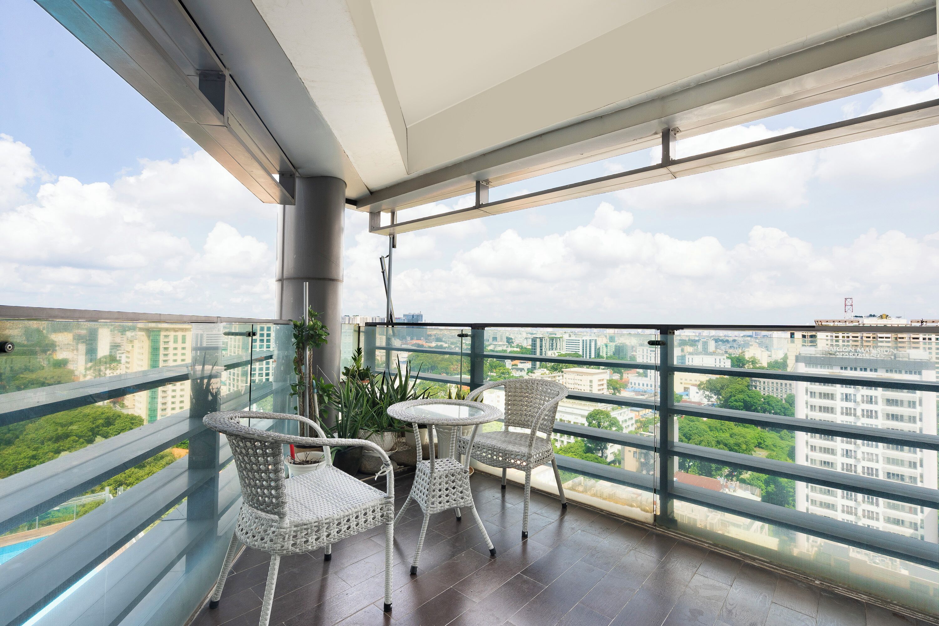 2 Bedroom Apartment With City View | Ulkoruokailutilat