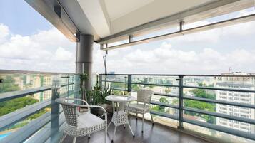 2 Bedroom Apartment With City View | Ulkoruokailutilat