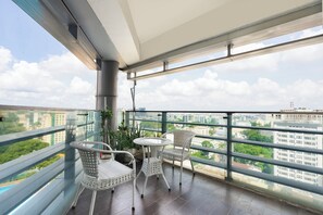 2 Bedroom Apartment With City View | Opções para refeição ao ar livre
