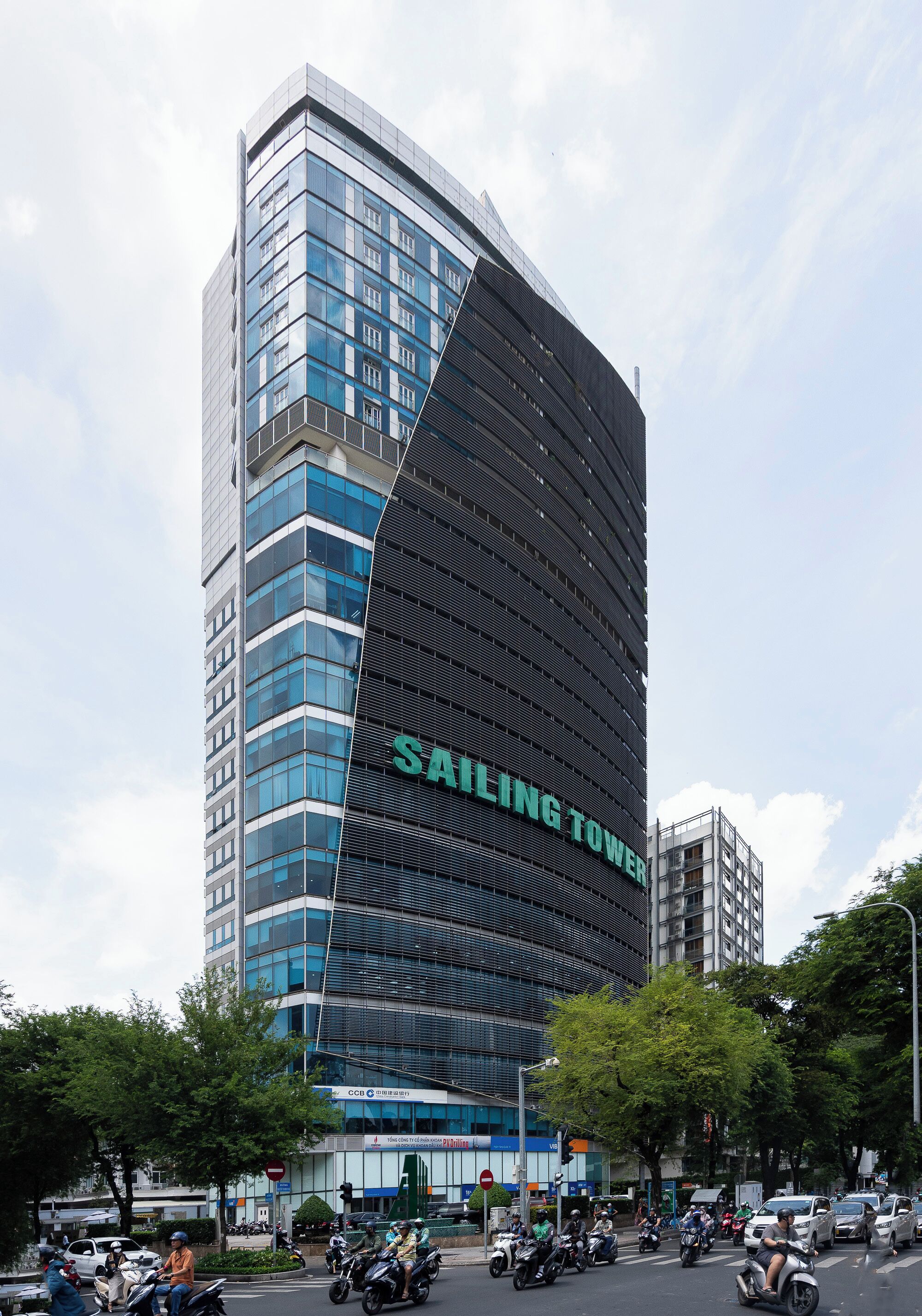 Ein hohes Gebäude mit der Aufschrift 'SAILING TOWER' an der Fassade.