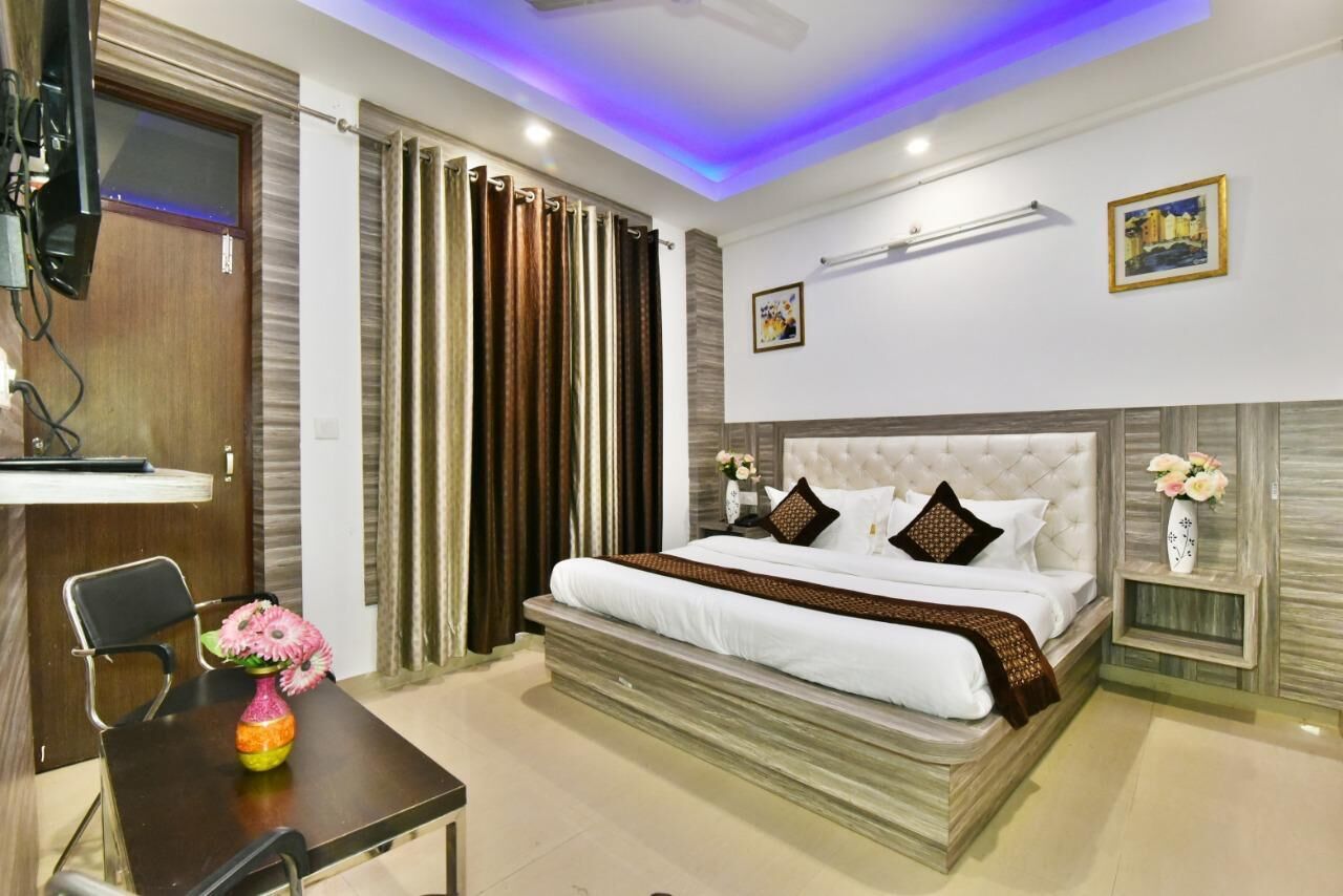 Quarto luxo, sacada, vista para o jardim | Quartos à prova de som, Wi-Fi de cortesia