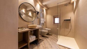 Doppelzimmer | Badezimmer | Badewanne und Dusche (separat), kostenlose Toilettenartikel