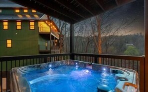 Ein Whirlpool mit Blick auf ein Haus und Bäume.