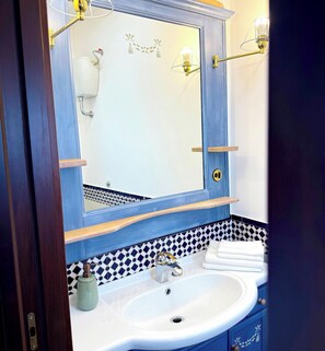 Regadera, secadora de cabello, bidet, toallas 