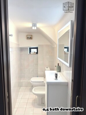 Douche, sèche-cheveux, bidet, serviettes fournies