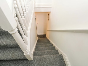 A staircase with carpeted steps and white balusters. - 4 Newton Terrace (Lancaster)