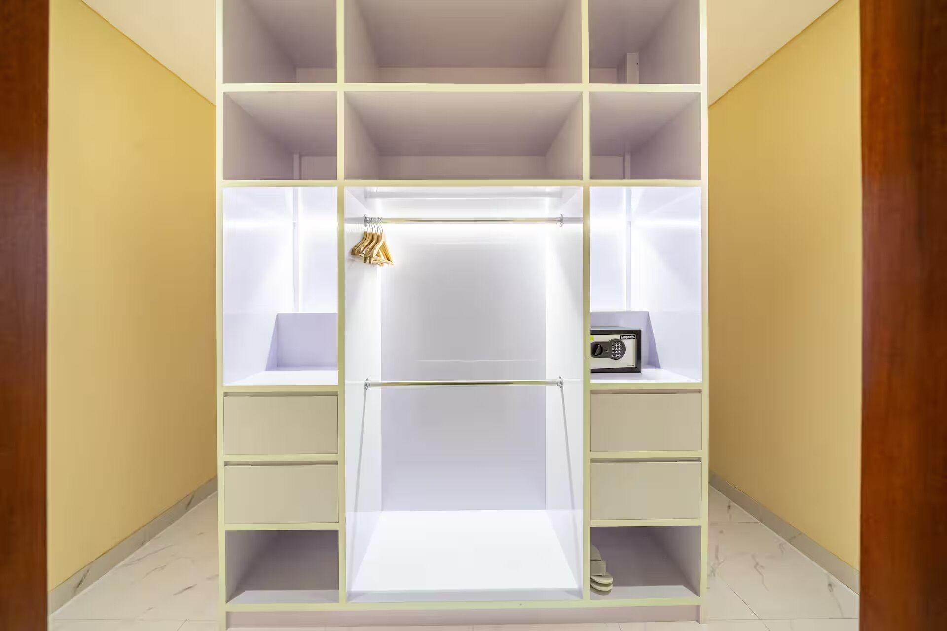 Egyptian cotton sheets, premium bedding, in-room safe