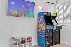 Games room - Hot Tub • Mini Golf • Arcade • 10 Min to Beach (West Palm Beach)