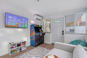 Interior - Hot Tub • Mini Golf • Arcade • 10 Min to Beach (West Palm Beach)