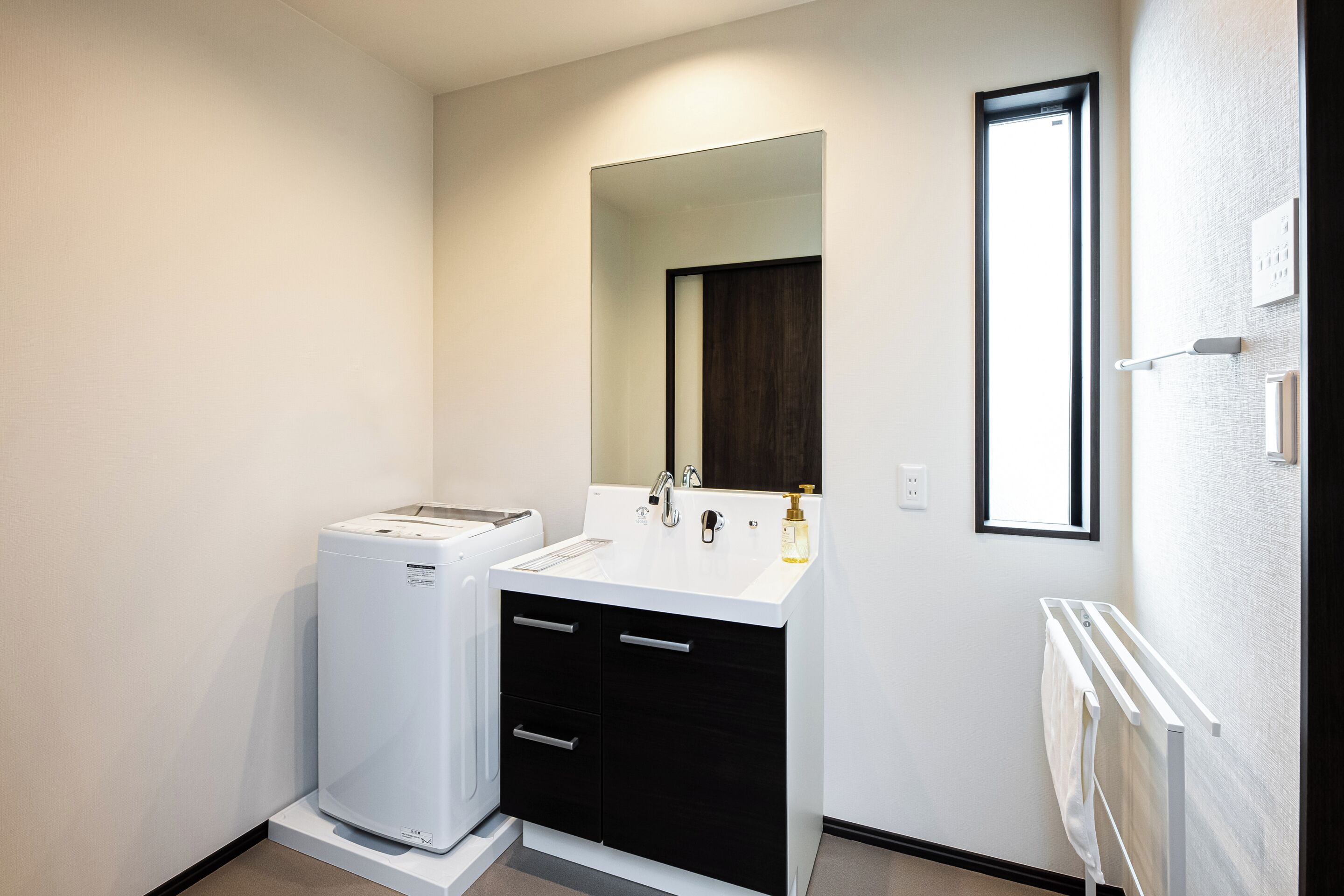 Villa | Bathroom | Separate tub and shower, free toiletries, hair dryer, towels