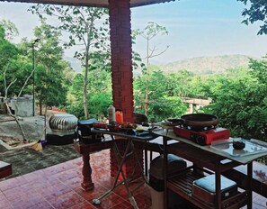 Outdoor dining - Mountain Front Hut For 2 Rare Birds, Bikes, Nature (Kaeng Krachan)