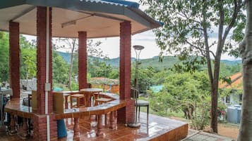 Cabaña, 1 habitación, balcón, vistas al jardín | Restaurante al aire libre