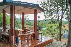 Cabaña, 1 habitación, balcón, vista al jardín | Restaurante al aire libre