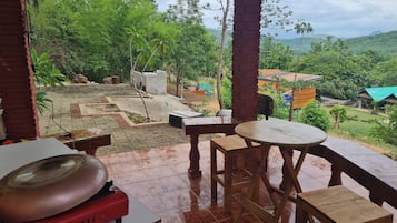 Cabane, 1 chambre, balcon, vue jardin | Restauration extérieure