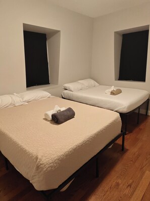 Iron/ironing board, WiFi, bed sheets - Spacious 4BDRM, Sleeps 15, in Boston with free parking, close to transportation. (Boston)