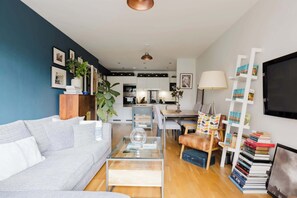 TV - 1BD Canal Side Retreat in East London (Greater London)