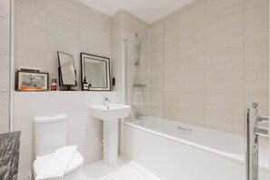 Shower, hair dryer, shampoo - 1BD Canal Side Retreat in East London (Greater London)