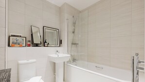 Dusche, Haartrockner, Shampoo