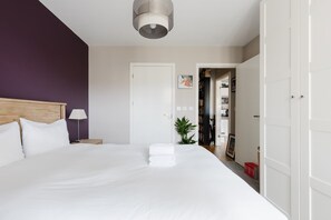 Iron/ironing board, Internet, bed sheets - 1BD Canal Side Retreat in East London (Greater London)