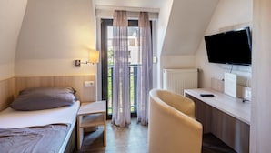 A bedroom with a bed, a desk, a chair, a television, and a window with curtains. - Zimmer „Doppelzimmer 11“ mit WLAN (Rhede)
