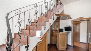 A staircase with a wrought iron railing, wooden steps, and a hand sanitizer dispenser. - Zimmer „Doppelzimmer 11“ mit WLAN (Rhede)