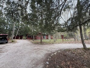 Exterior - 3-bedroom home near Big Glen Lake (Maple City)