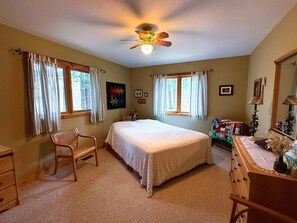 Room - 3-bedroom home near Big Glen Lake (Maple City)