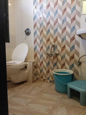 Habitación Deluxe doble, vistas a la ciudad | Baño | Artículos de higiene personal gratuitos, zapatillas, toallas y jabón