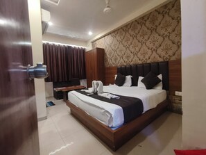 Deluxe Double Room, City View - Hotel Blue Star (Ahmedabad)