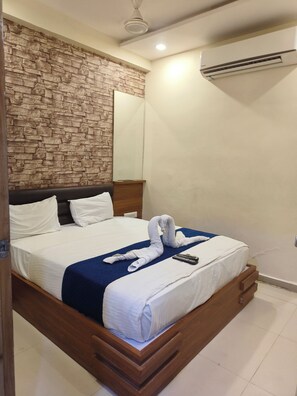 Deluxe Double Room, City View - Hotel Blue Star (Ahmedabad)