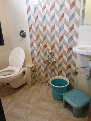 Deluxe Double Room, City View | Bathroom - Hotel Blue Star (Ahmedabad)