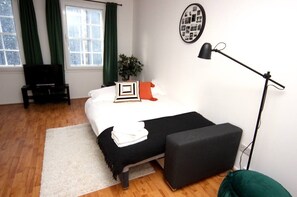 Tabla de planchar con plancha, wifi, ropa de cama