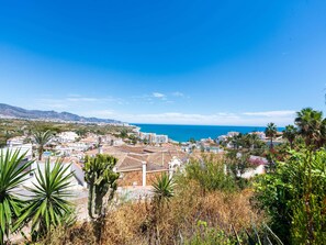 Eine Küstenstadt mit Gebäuden, blauem Himmel und Blick auf das Meer.