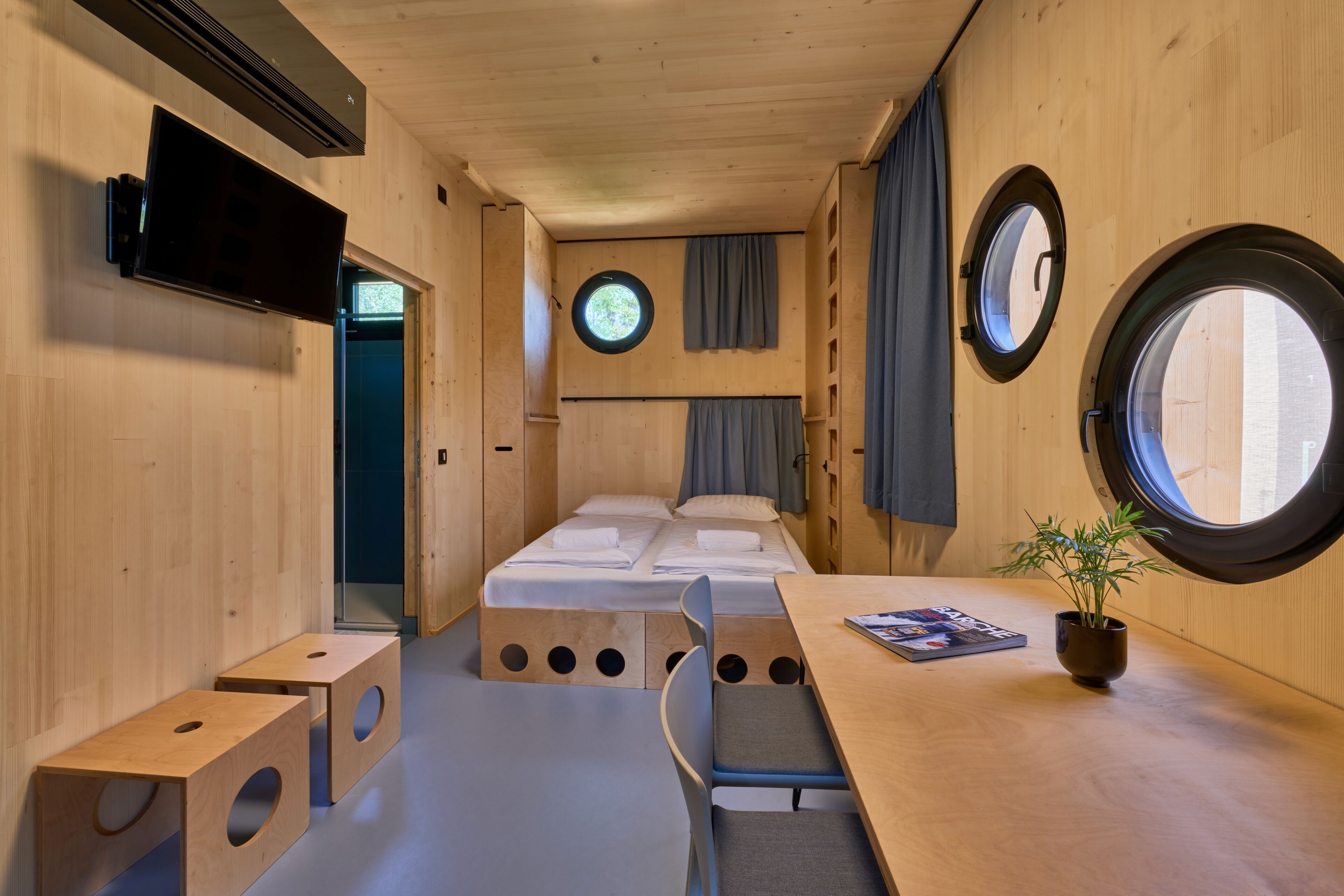 Standard Bungalow | Desk, laptop workspace, free WiFi