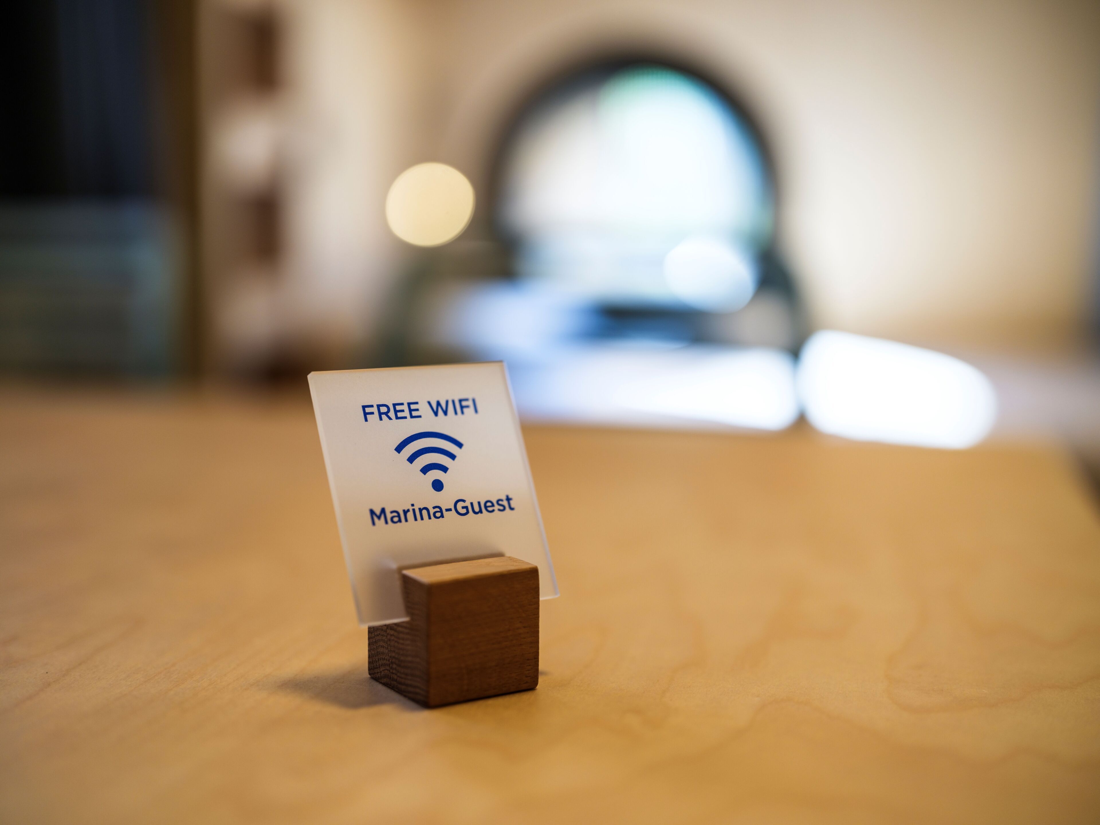 A sign indicating free wifi for marina-guests.