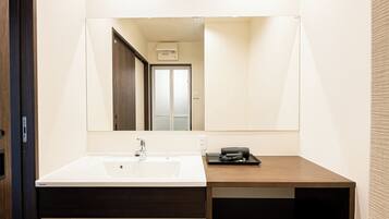 Villa | Bathroom | Separate tub and shower, free toiletries, hair dryer, towels