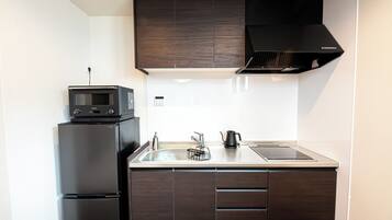 Villa | Private kitchen | Full-size fridge, microwave, cookware/dishes/utensils