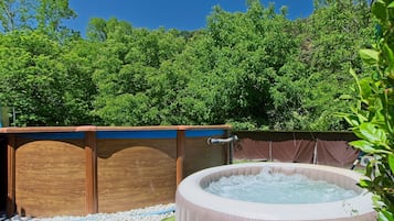 Bañera de hidromasaje al aire libre