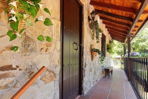 Casa Rural Villasol – Traditional Stone House with Pool, Jacuzzi & Garden in León