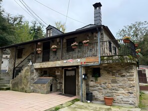 Exterior - Casa Rural Villasol – Traditional Stone House with Pool, Jacuzzi & Garden in León (Barrio del Rio)