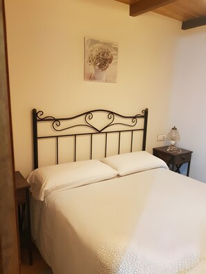 Iron/ironing board, WiFi, bed sheets - Casa Rural Villasol – Traditional Stone House with Pool, Jacuzzi & Garden in León (Barrio del Rio)