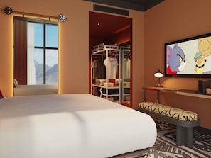 Une chambre d’hôtel avec un lit, une armoire, une télévision et une fenêtre donnant sur un paysage agréable.
