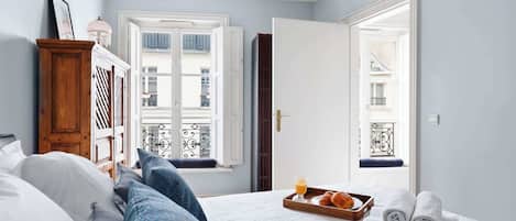 1 chambre, bureau, fer et planche à repasser, lit de bébé portatif