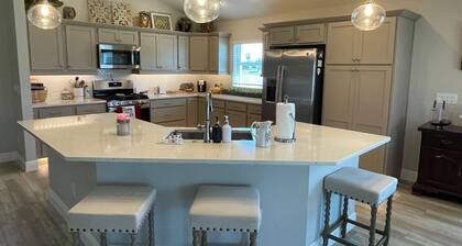 Sunny Village of Hawkins 3BR/3BA Getaway with Lanai, Pool Access